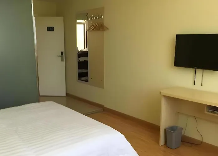 7 Days Inn Hami Baofeng Market