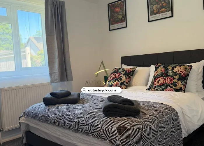 Gatwick 1 Bed Flat With Parking And Garden