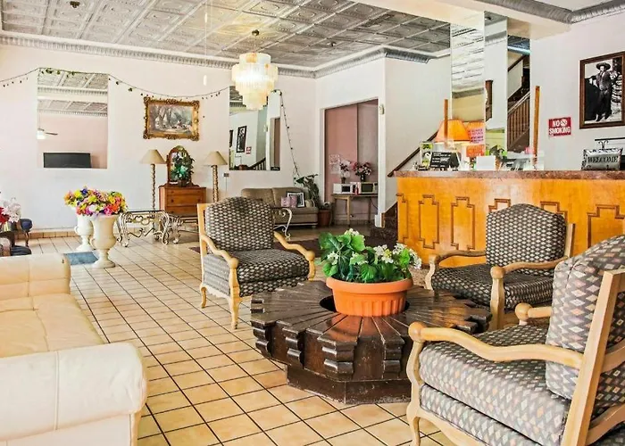 Oyo Historic Cameron Hotel Brownsville I-69E