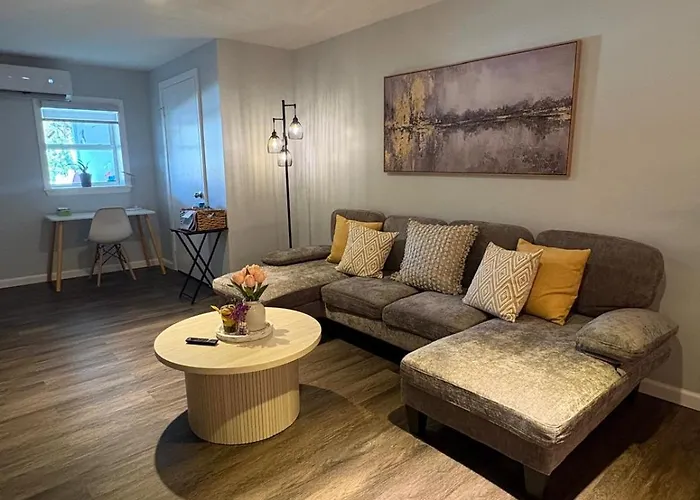 Brand New Lakeview Suite, Hot Tub And 4 Parking Spots