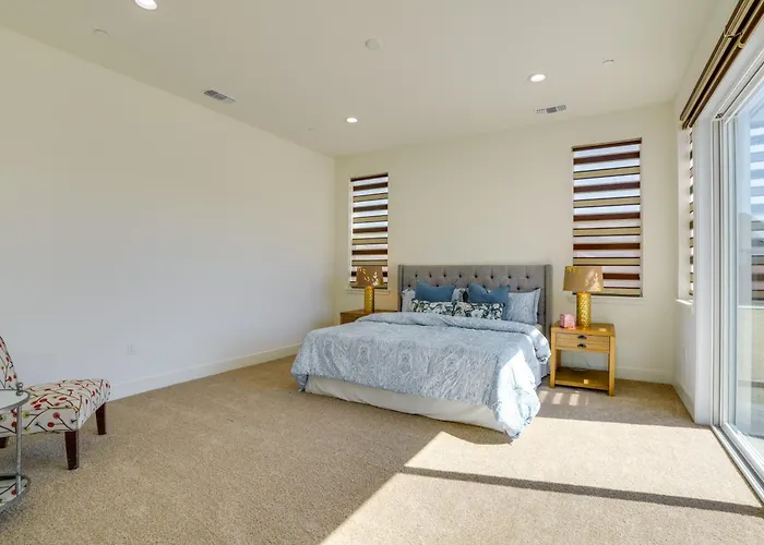 Private Yard & Patio! Modern Manteca Gem