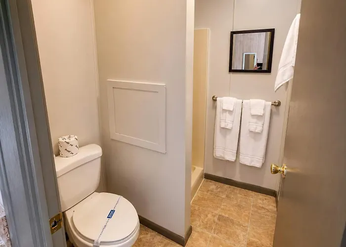 Room 20-1 Queen Suite-Woodland Motor Lodge