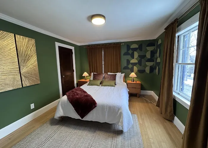 Cozy Colonial Home Hot Tub, Game Room ,Home Theatre,Karaoke