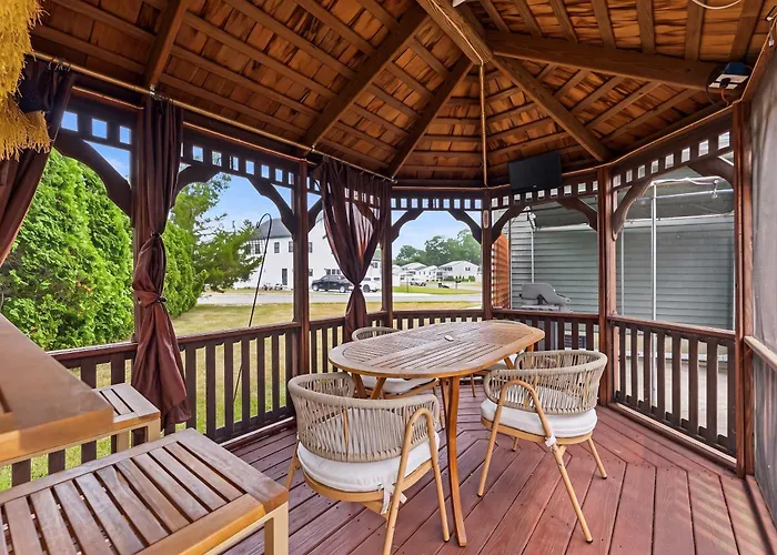 Cape May Escape Sleeps 10 Tiki Bar Grill