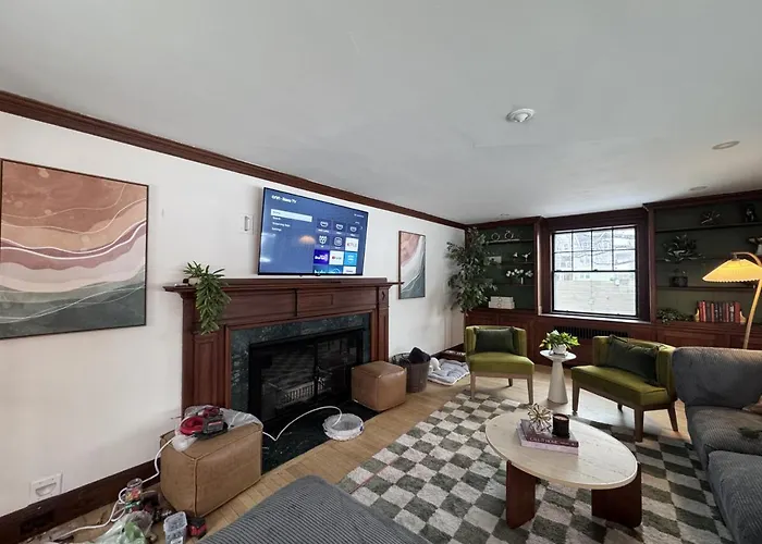 Cozy Colonial Home Hot Tub, Game Room ,Home Theatre,Karaoke