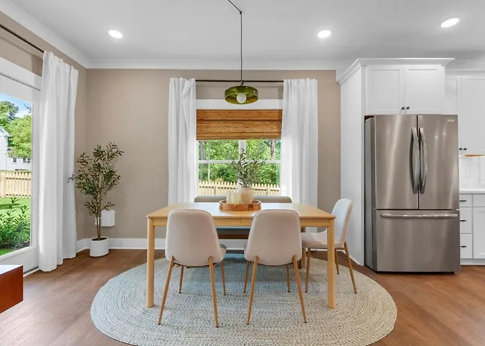 Less Than A Mile To Downtown With Fenced Yard For Pets