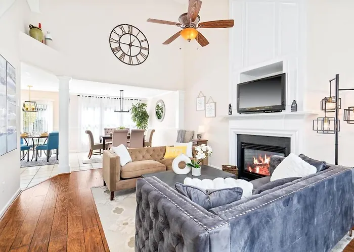 Stylish Home Pet-Friendly Private Fenced Yard