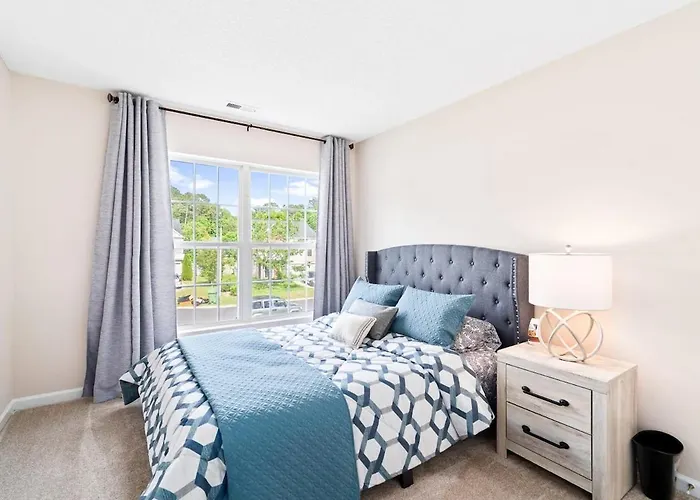 Stylish Home Pet-Friendly Private Fenced Yard
