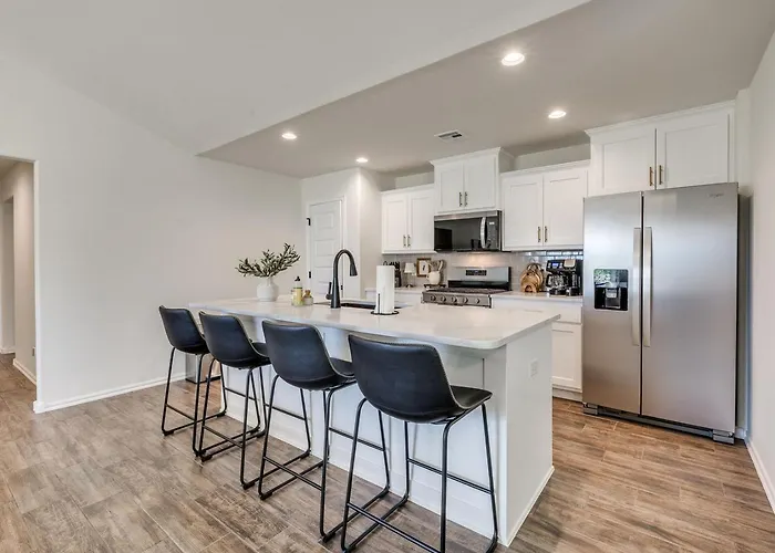4Br Home, Broken Arrow Extended & Monthly Stays