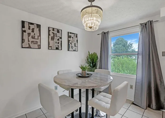 Cozy Reynoldsburg Escape Near Easton & Dwntn