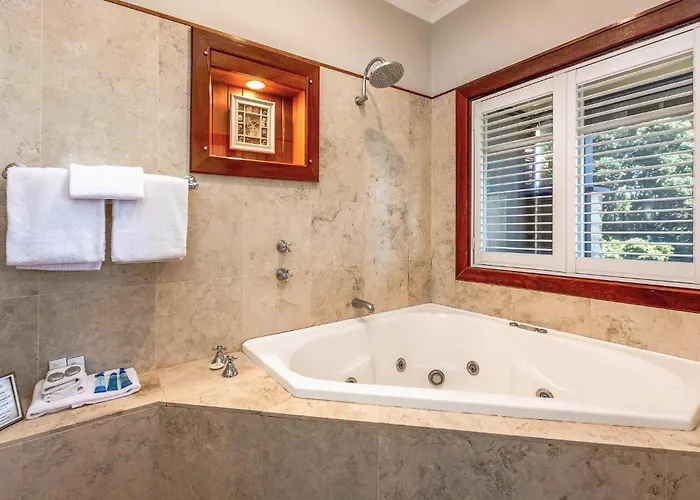 Caves House Hotel
