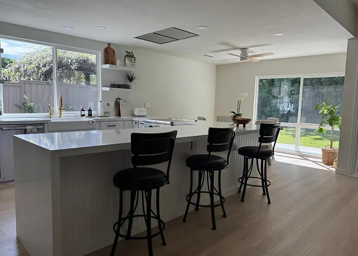 Private Luxury Oasis Renovated With Huge Backyard