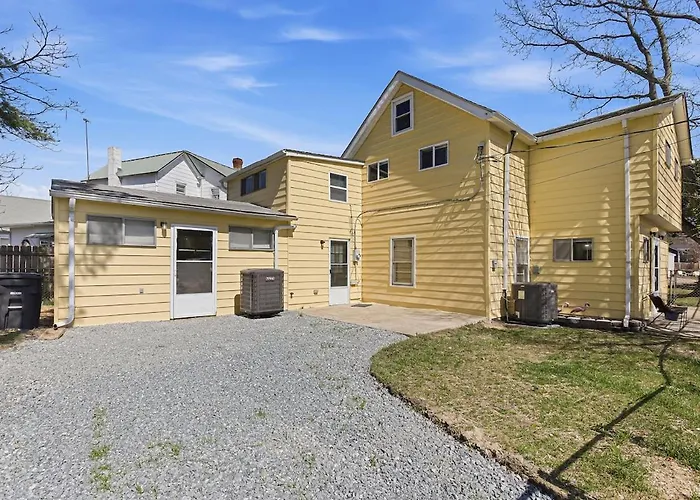 Large Family Beach House - Walk To Colonial Beach