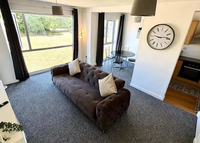 Modern 2-Bed Maisonette- Ideal For Gatwick Aiport