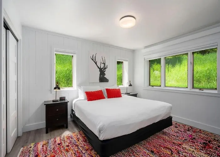 Modern Village Condo Near Ski Lifts