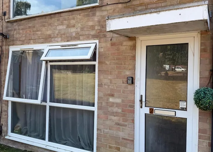 Modern 2-Bed Maisonette- Ideal For Gatwick Aiport
