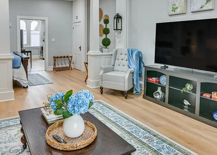Boutique Mansion Studio In Downtown Bedford