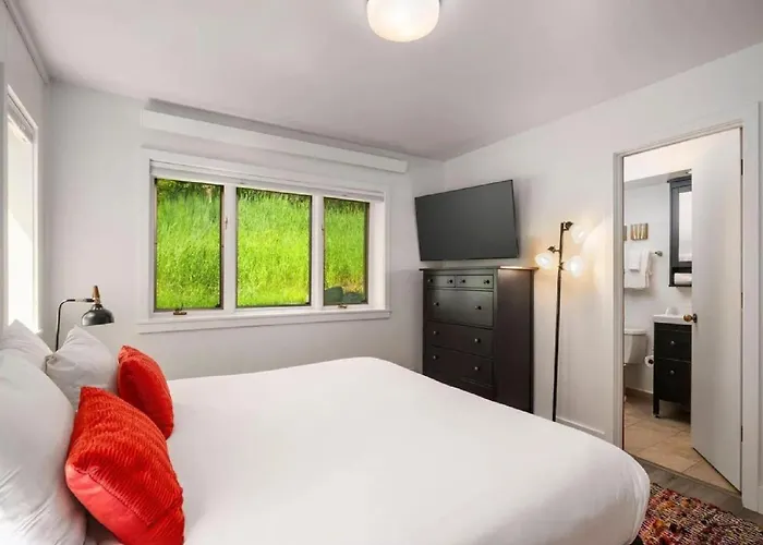 Modern Village Condo Near Ski Lifts