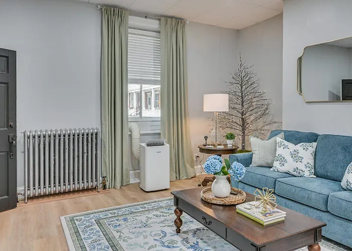 Boutique Mansion Studio In Downtown Bedford