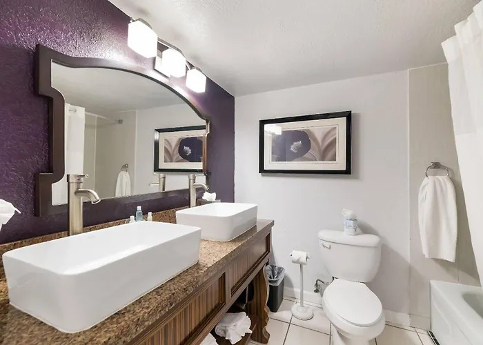 Clarion Inn & Suites Across From Universal Orlando Resort