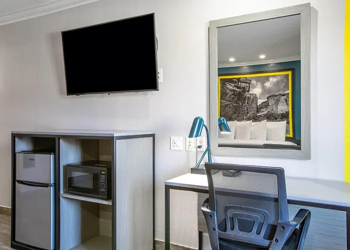Super 8 By Wyndham Mesa Downtown Near Convention Center