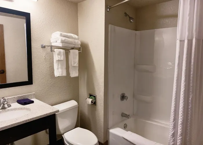 Days Inn By Wyndham Fargo - West Acres