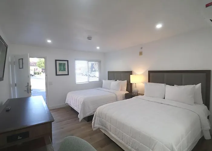 Lamplighter Inn & Suites