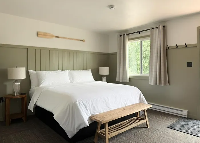 The Trail Inn - Kenora, On - On Longbow Lake