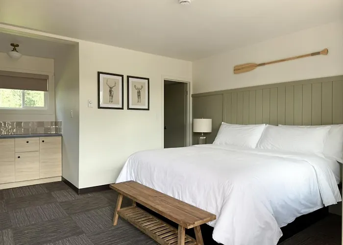 The Trail Inn - Kenora, On - On Longbow Lake
