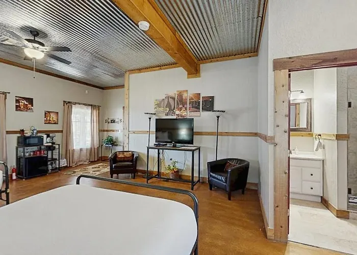 Romantic, Dog-Friendly Cabin With On-Site Courtyard, Close To Wineries