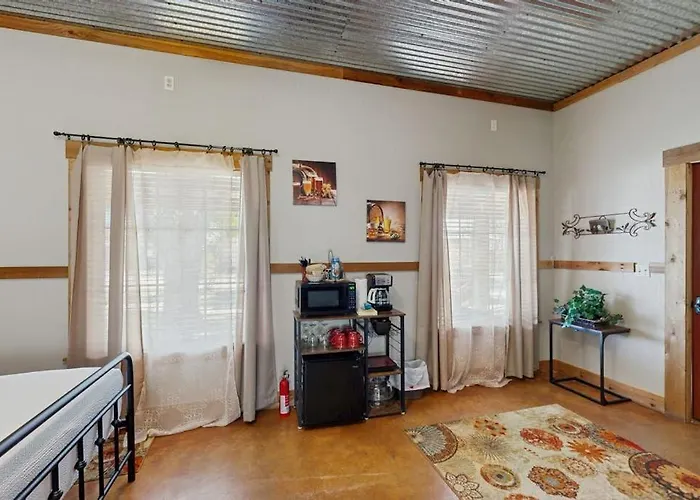 Romantic, Dog-Friendly Cabin With On-Site Courtyard, Close To Wineries