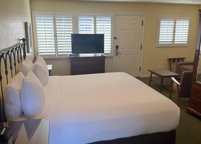 Castillo Inn At The Beach