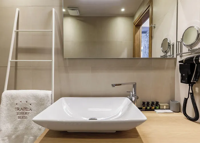 Trapela Limeni Luxury Suites