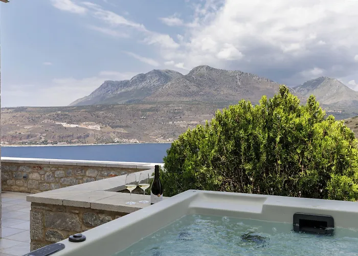 Trapela Limeni Luxury Suites