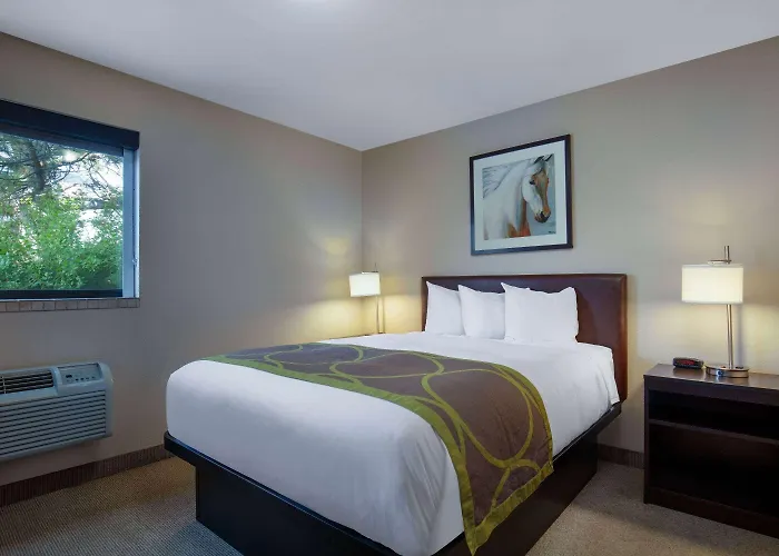 Super 8 By Wyndham St. Regis