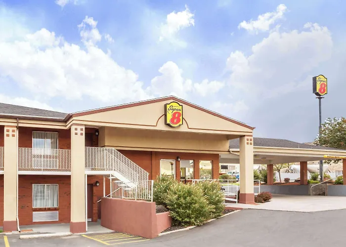 Super 8 By Wyndham Salina/Scenic Hills Area