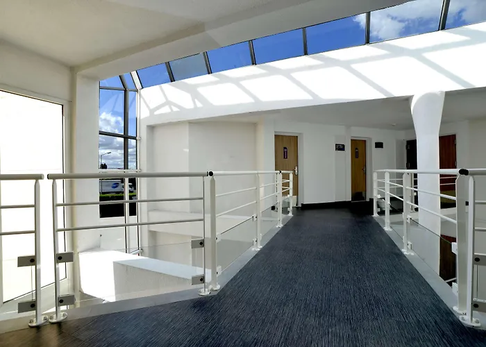 Hotel Cerise Lens