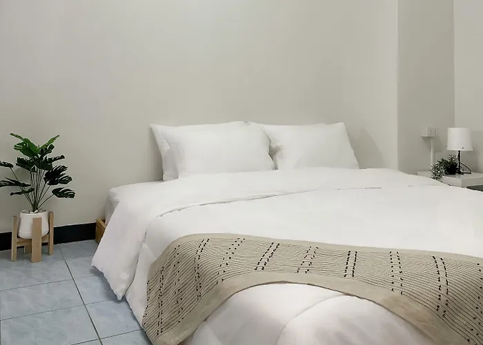 Montana Hotel & Hostel Phuket