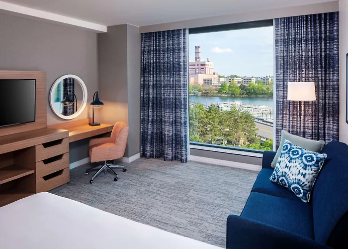Hampton By Hilton At The Boston Seaport District
