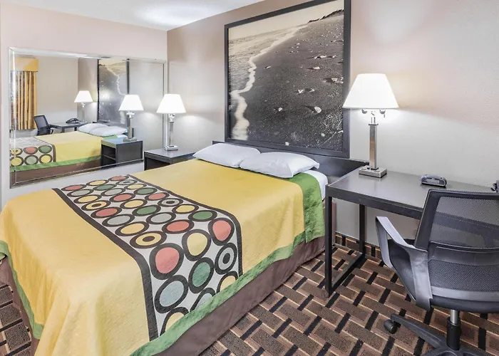 Super 8 By Wyndham League City Kemah Area