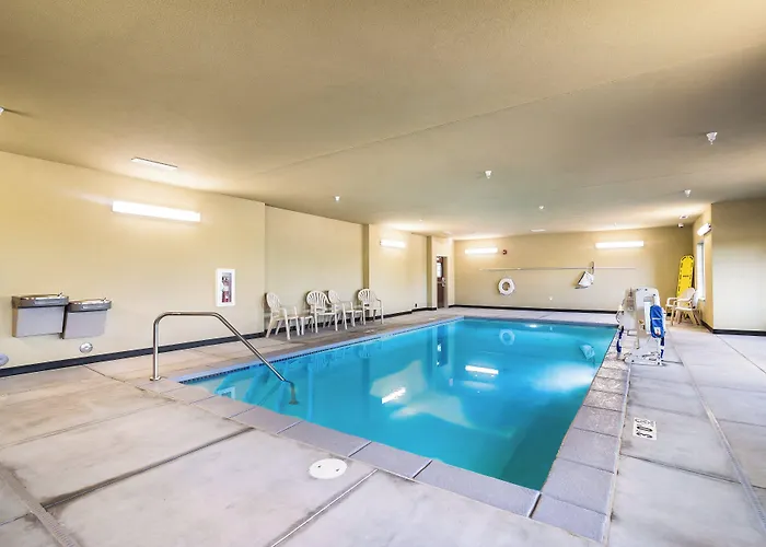 Cobblestone Hotel & Suites - Victor