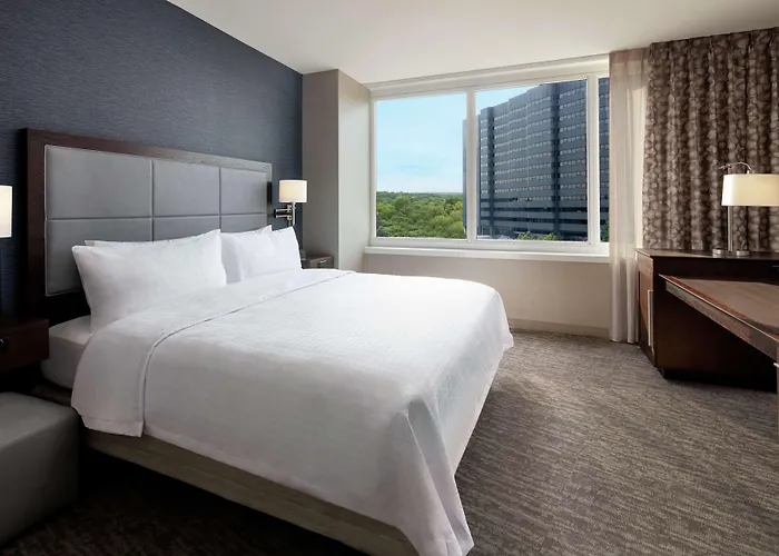 Hampton Inn & Suites Teaneck/Glenpointe