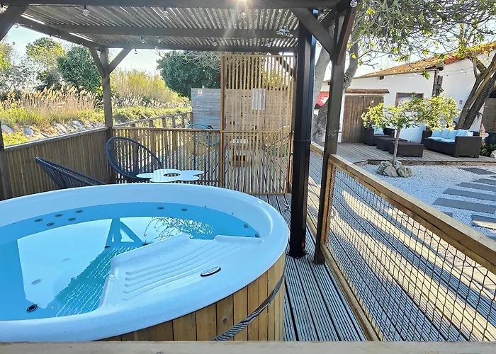 Aparthotel Logis Le Nid du Pont de Gau à Les Les Saintes-Maries-de-la-Mer