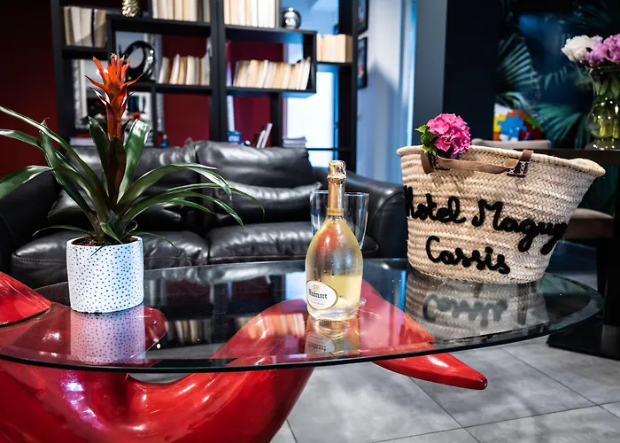 Hôtel Eden Cassis - centre-ville- piscine chauffée, jacuzzi et sauna - parking privé