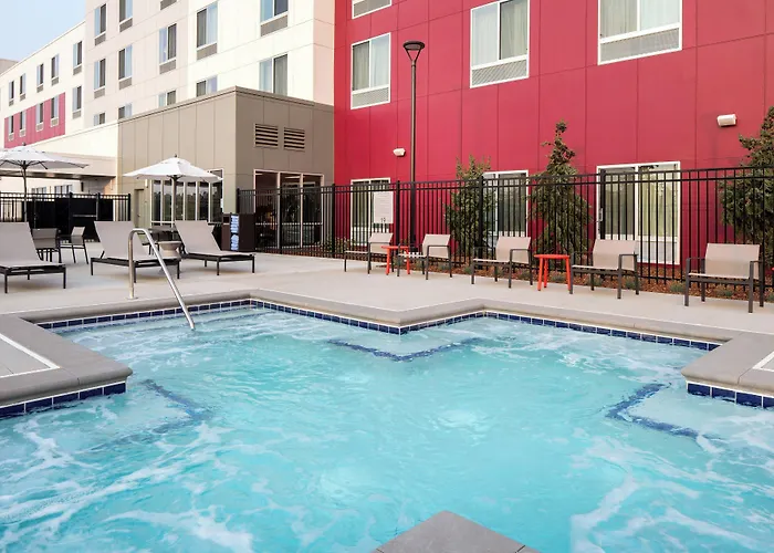 Courtyard By Marriott Pullman