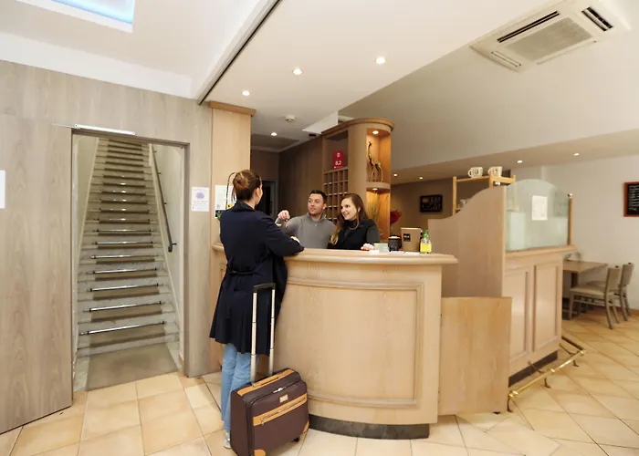 Brit Hotel Confort Le Revest Sainte-Maxime