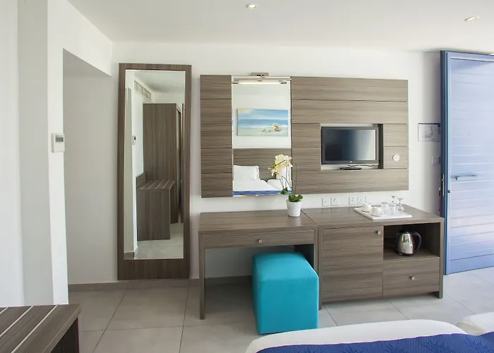 Limanaki Beach Hotel & Suites