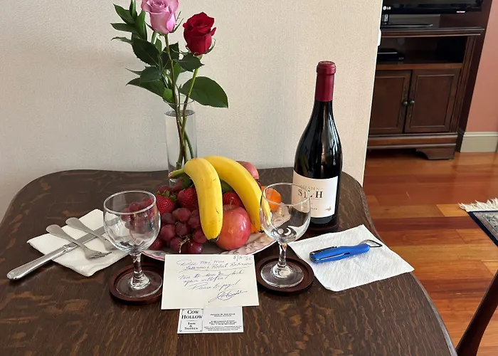 Cow Hollow Inn And Suites