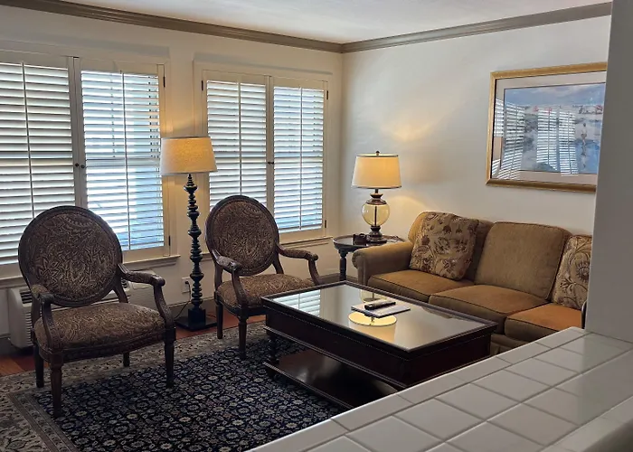 Cow Hollow Inn And Suites