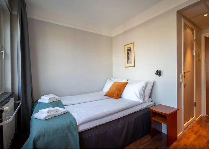 Enter Amalie Hotel